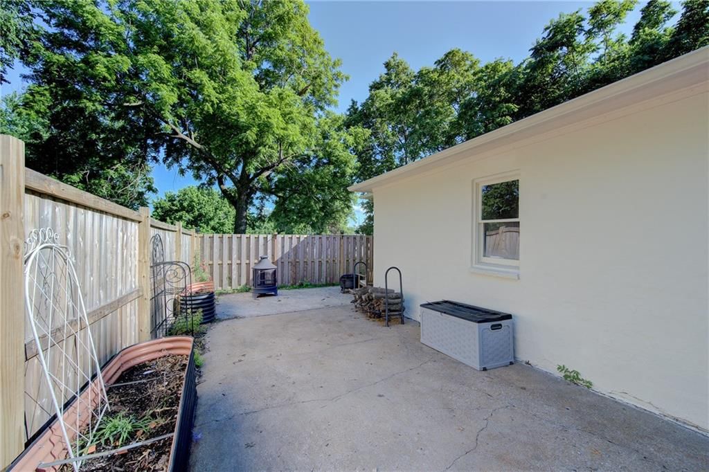 315 E Whittier Street — photo 24