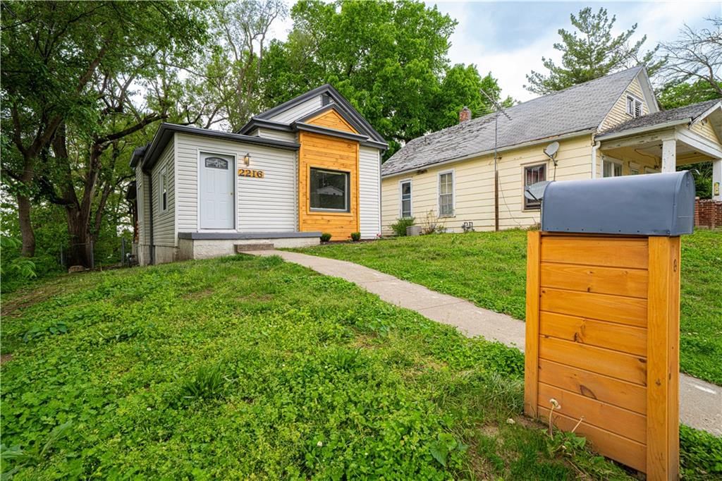 2216 Main Street — photo 2