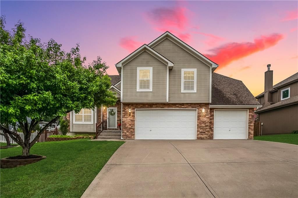 18109 Guinevere Court, Smithville, MO: listing photo 3