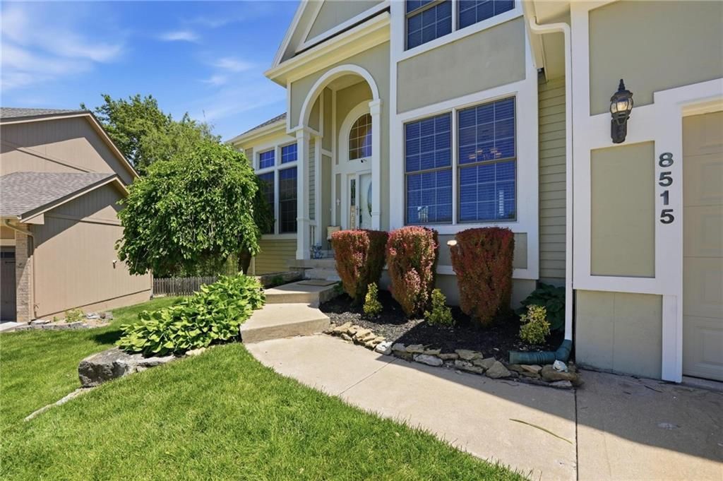 8515 N Chalmers Avenue — photo 2
