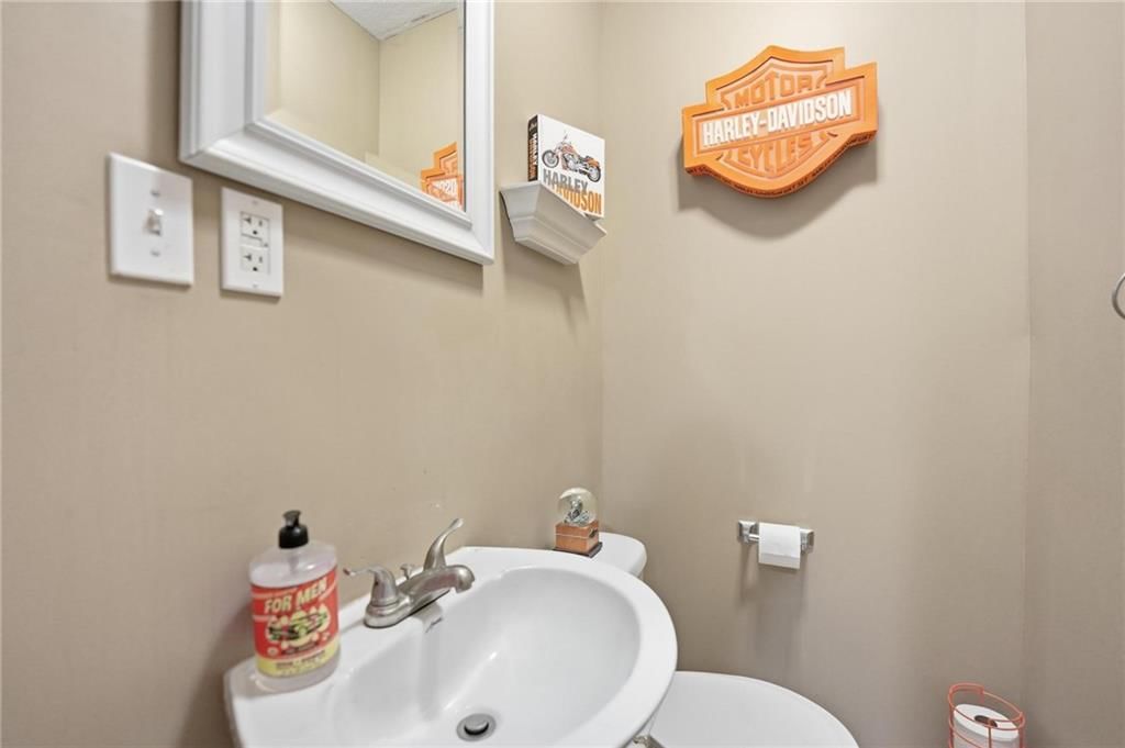 8515 N Chalmers Avenue — photo 14