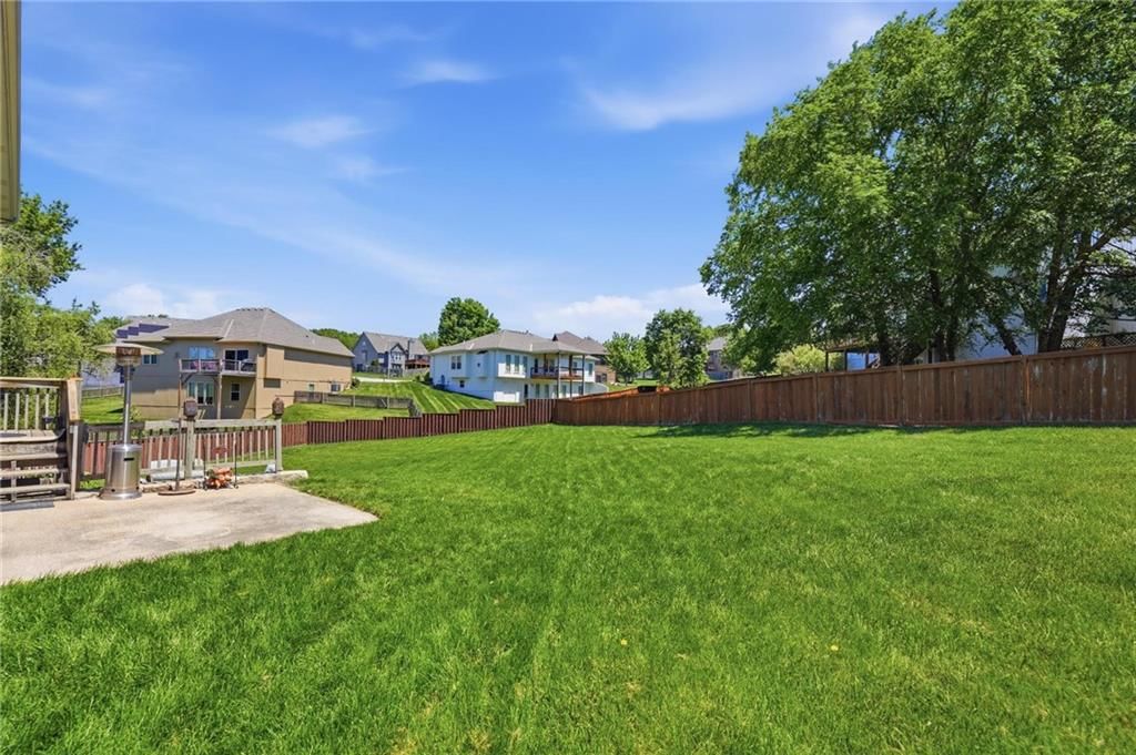 8515 N Chalmers Avenue — photo 20