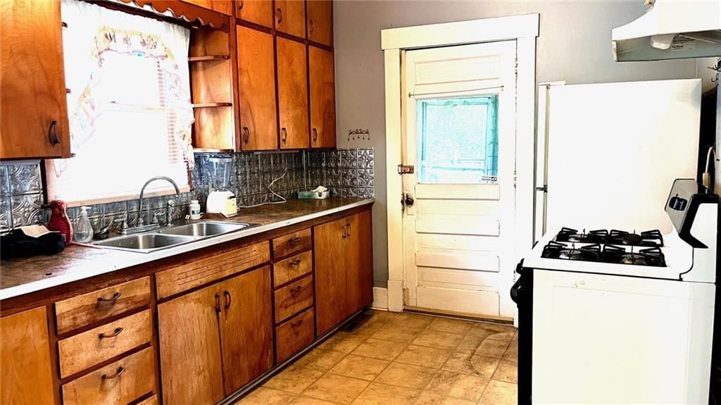 124 N Locust Street — photo 11