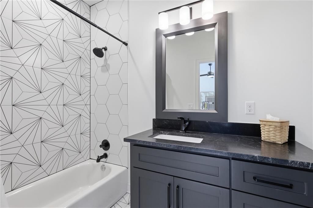5330 Oak Street — photo 28