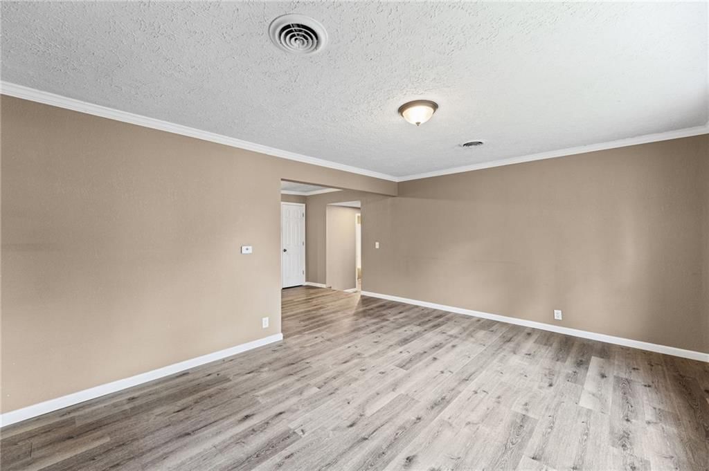 902 E Broadway Street — photo 4