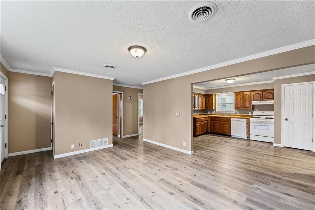902 E Broadway Street — photo 5