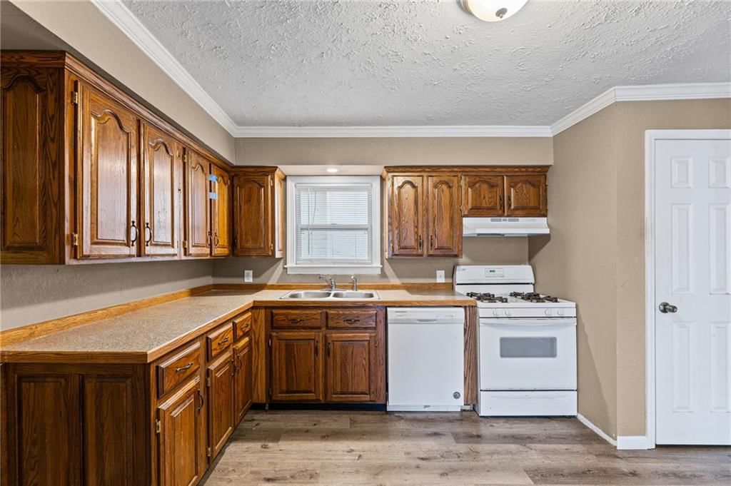 902 E Broadway Street — photo 9