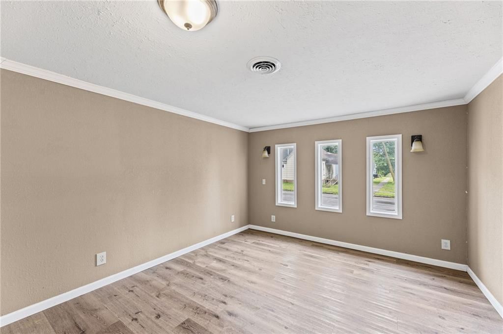 902 E Broadway Street — photo 11