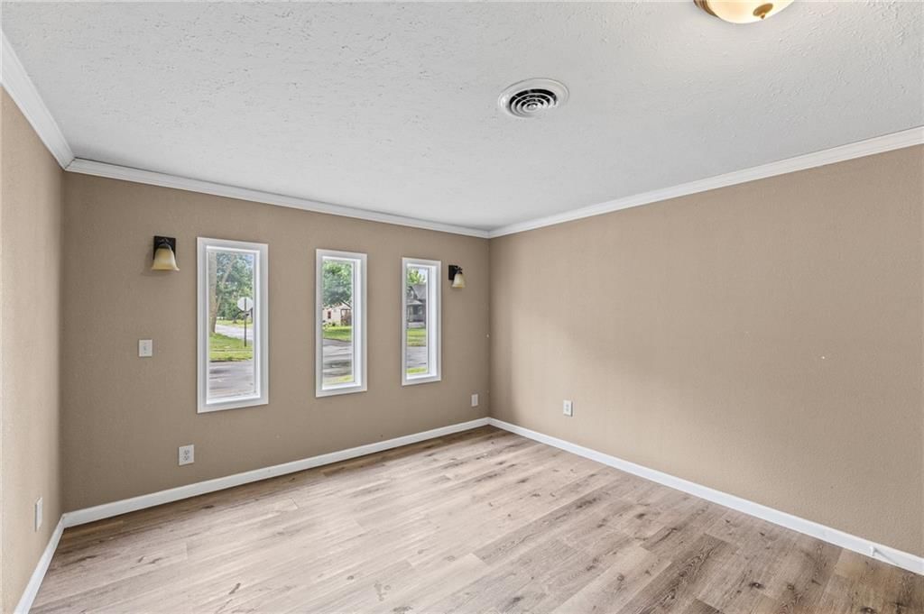 902 E Broadway Street — photo 12