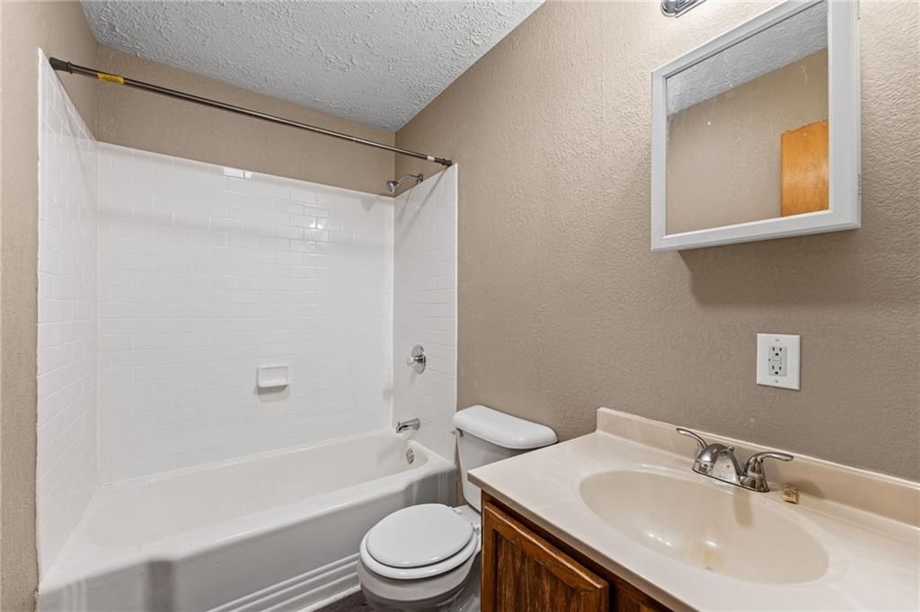 902 E Broadway Street — photo 14