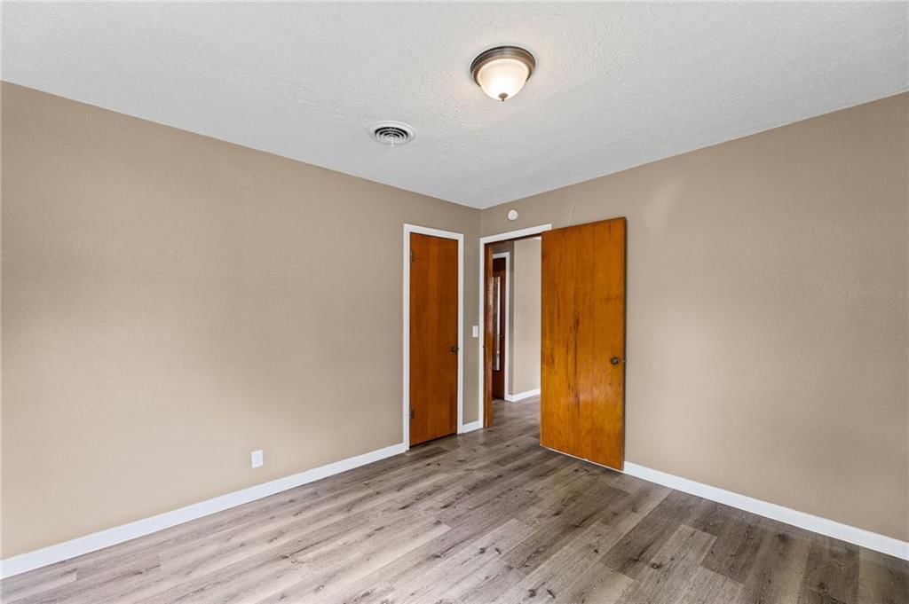 902 E Broadway Street — photo 15