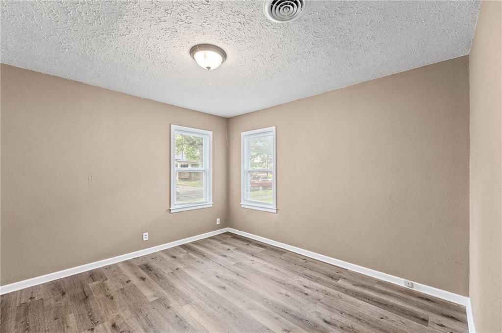 902 E Broadway Street — photo 16