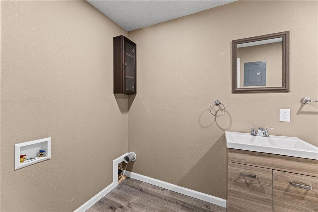 902 E Broadway Street — photo 18