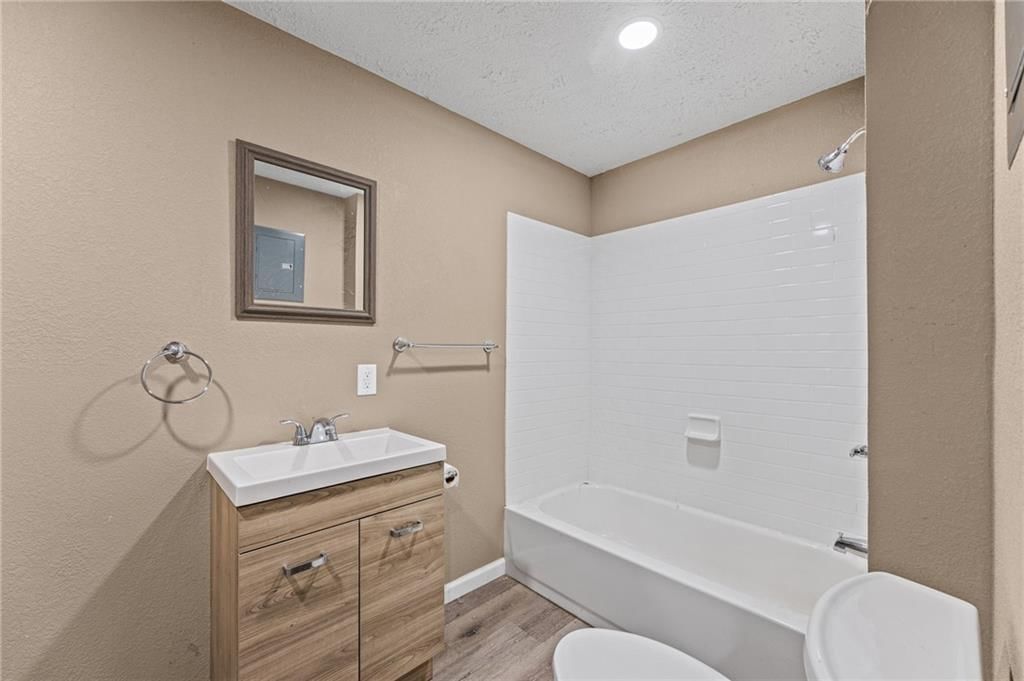 902 E Broadway Street — photo 19