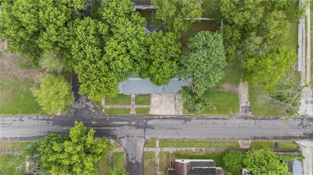 902 E Broadway Street — photo 24