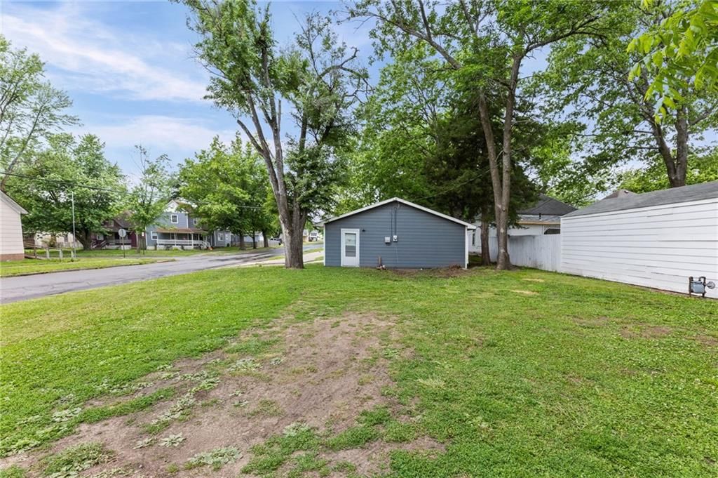 902 E Broadway Street — photo 28