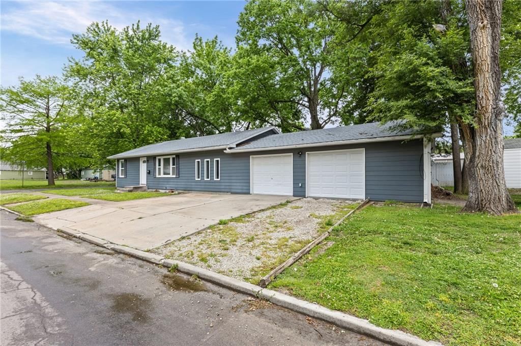 902 E Broadway Street — photo 31