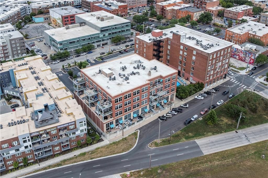 210 W 5th Street — photo 22