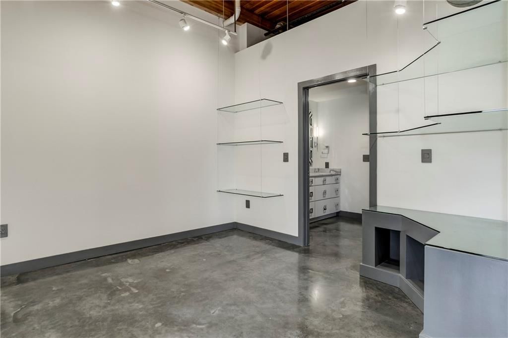 210 W 5th Street — photo 37