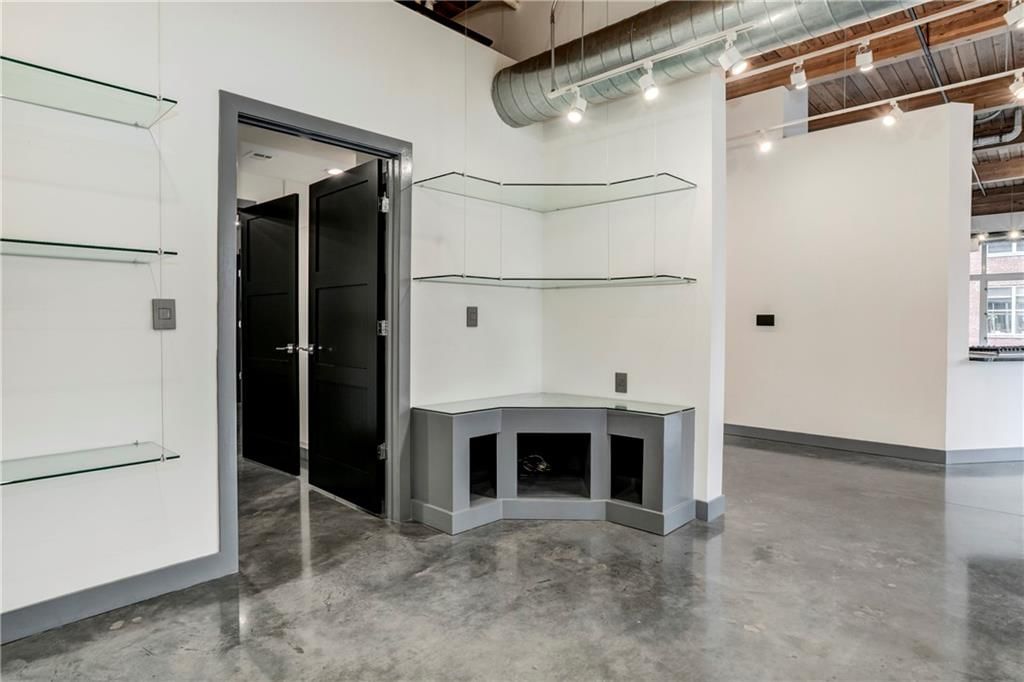 210 W 5th Street — photo 38