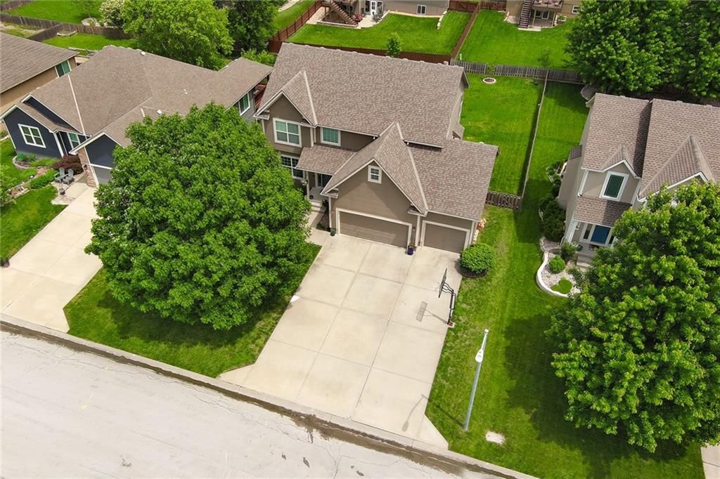 327 SE Highland Park Drive — photo 2