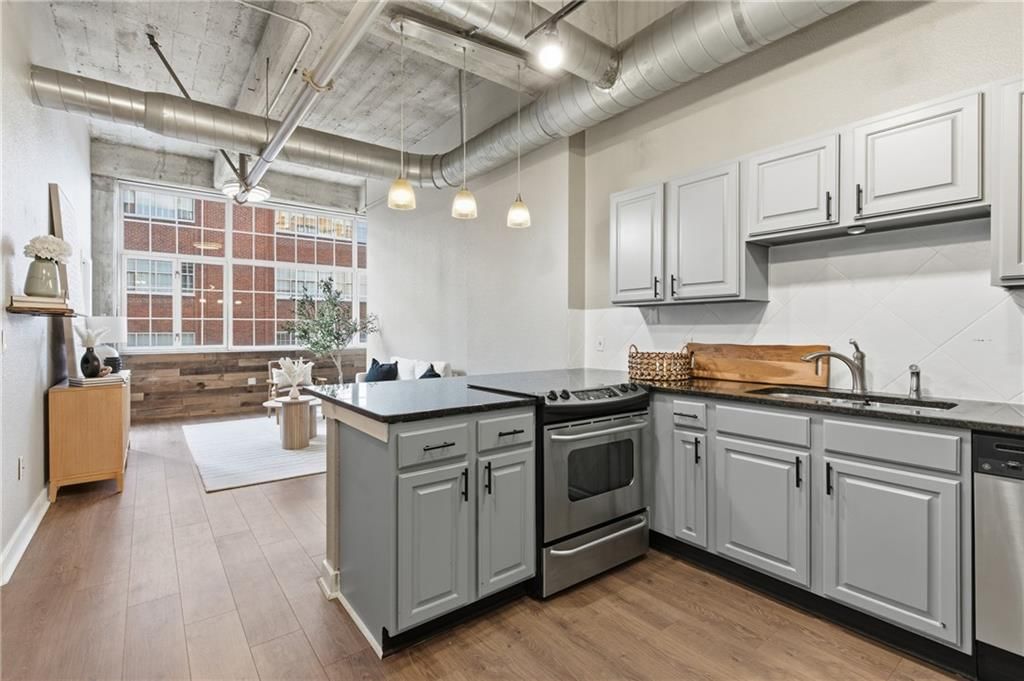 321 W 7th Street — photo 3