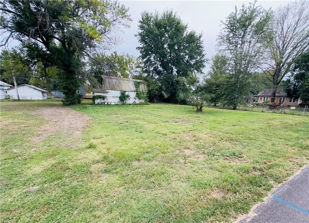 409 W Miller Street — photo 38