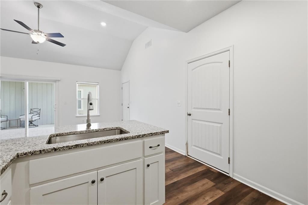 1304 E Joles Drive — photo 6
