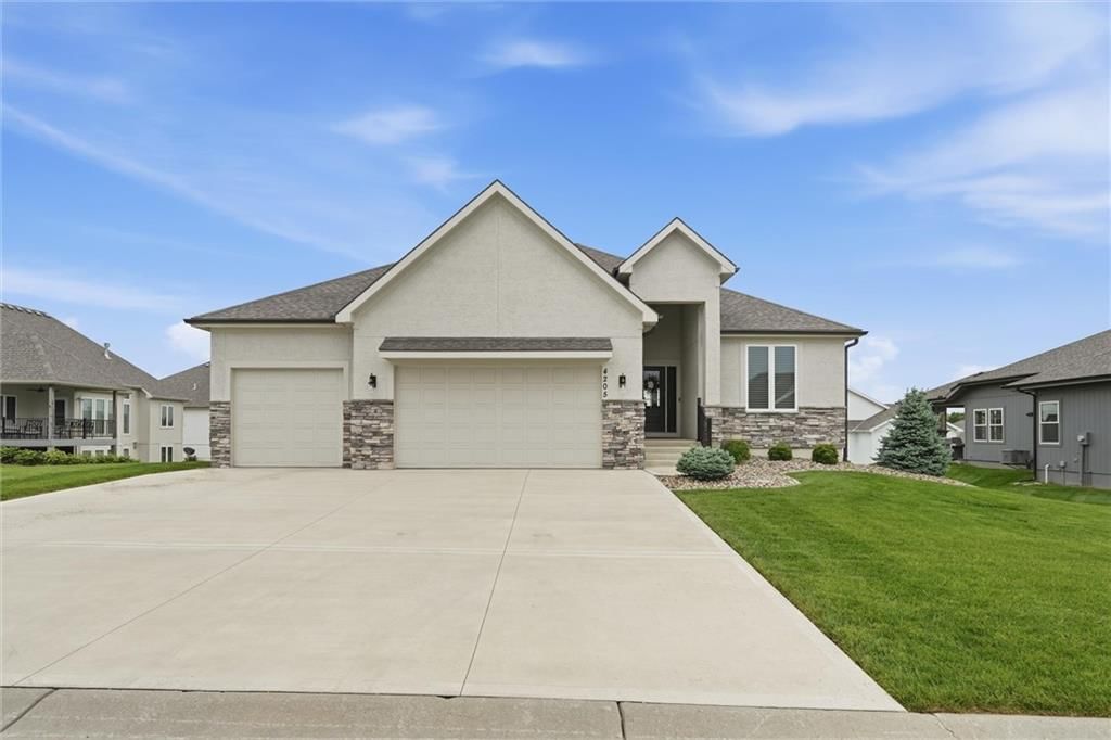 4205 NE Chapel Manor Drive — photo 2