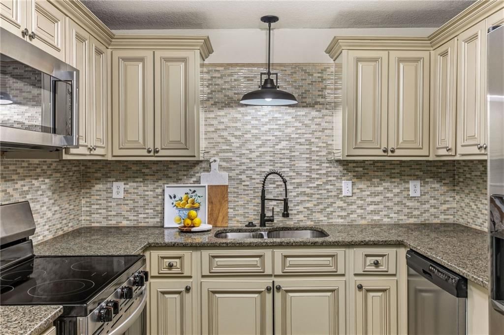 6739 Roe Avenue — photo 11