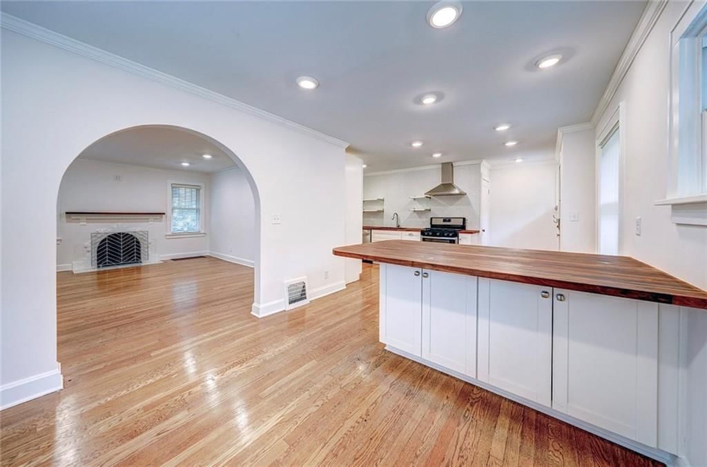 421 E 69th Terrace — photo 9