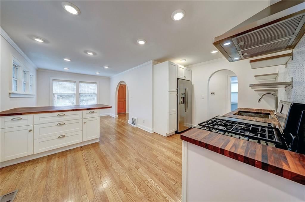 421 E 69th Terrace — photo 12