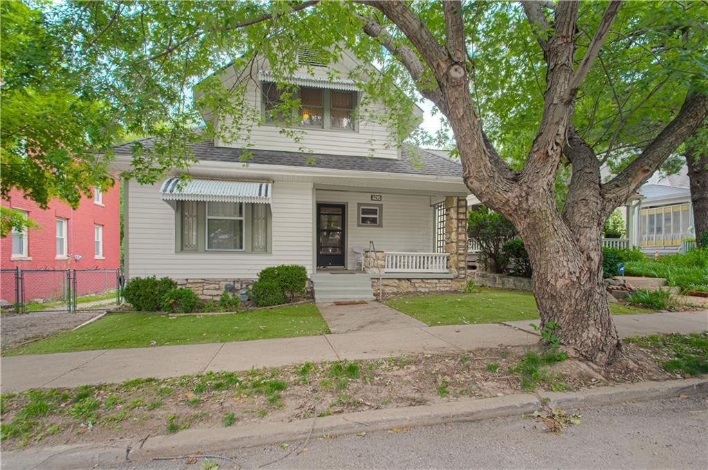 4215 Oak Street — photo 1