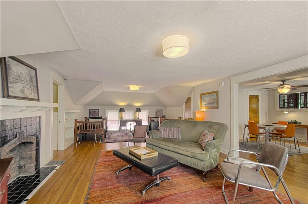 4215 Oak Street — photo 4