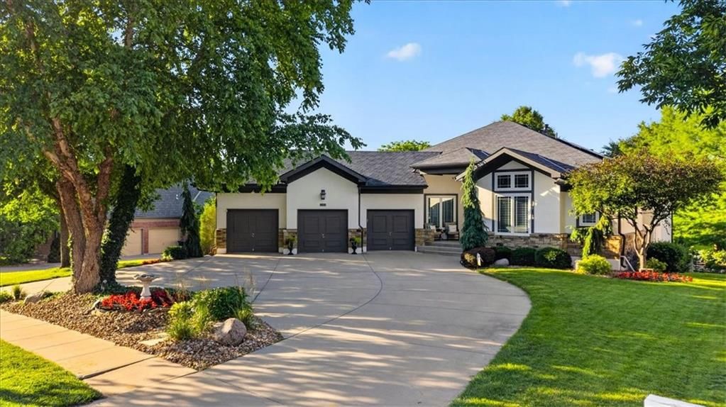 2313 NE Lake Breeze Lane — photo 1