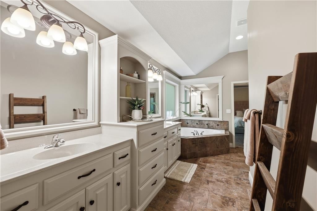 1413 NE Kenwood Circle — photo 24