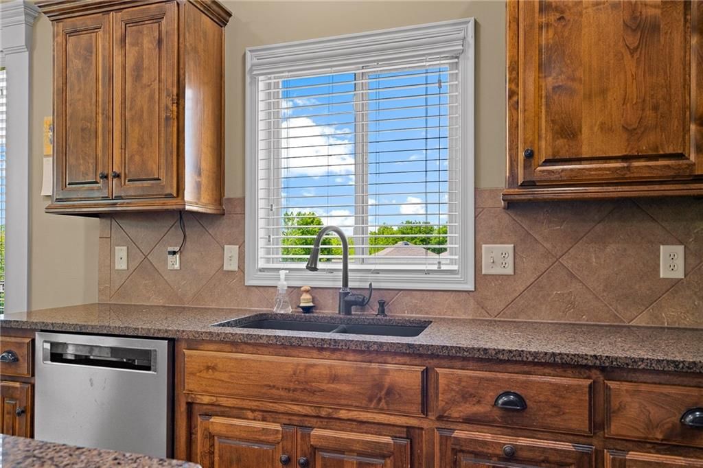 1518 Creekmoor Drive — photo 3