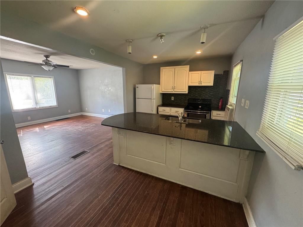 124 S Forest Avenue — photo 10