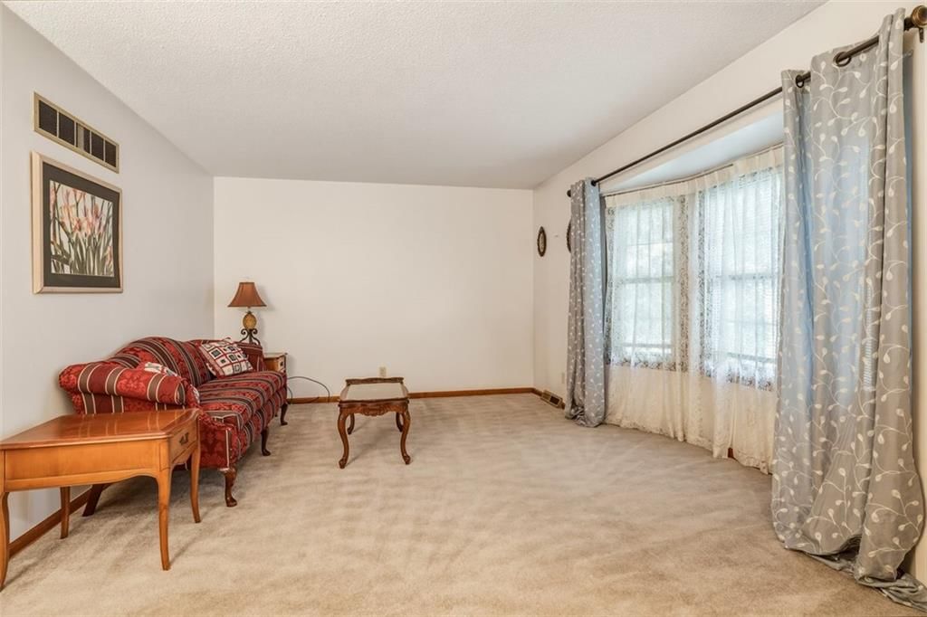 Photo 5 of 26 - 5909 N Broadway Street, Gladstone, MO 64118