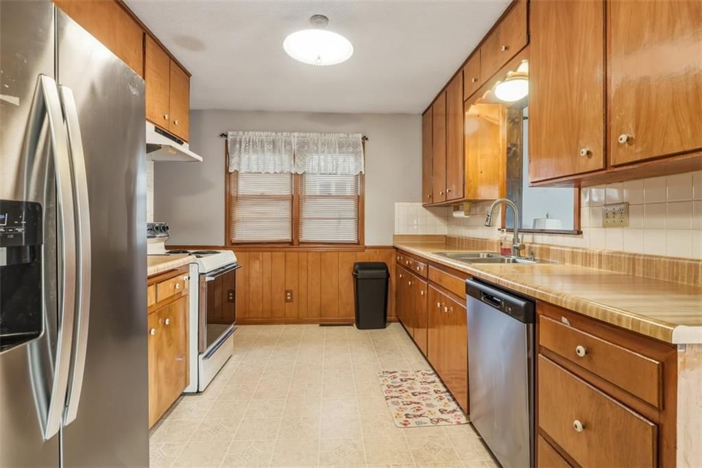 Open floor plan, stainless steel appliances and breakfast nook at 5909 N Broadway Street, Gladstone, MO 64118