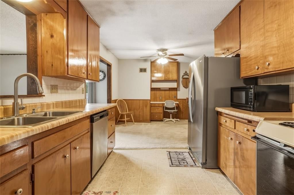 Photo 10 of 26 - 5909 N Broadway Street, Gladstone, MO 64118