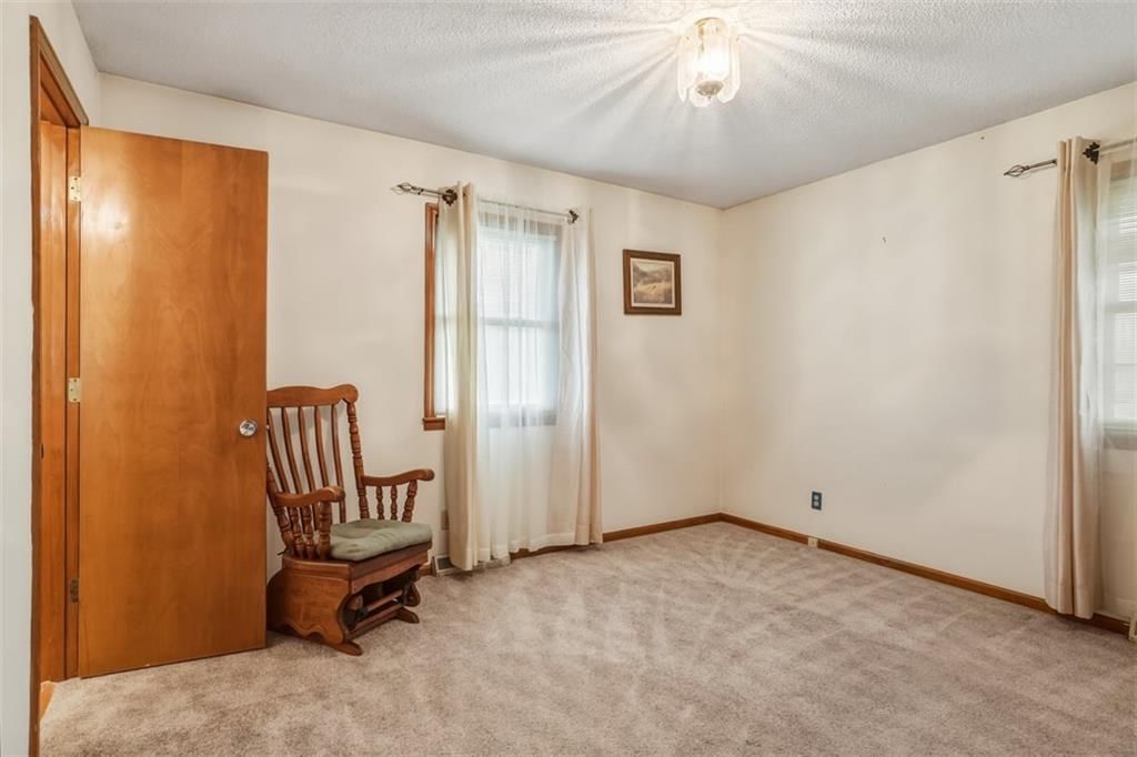 Main-floor primary bedroom at 5909 N Broadway Street, Gladstone, MO 64118