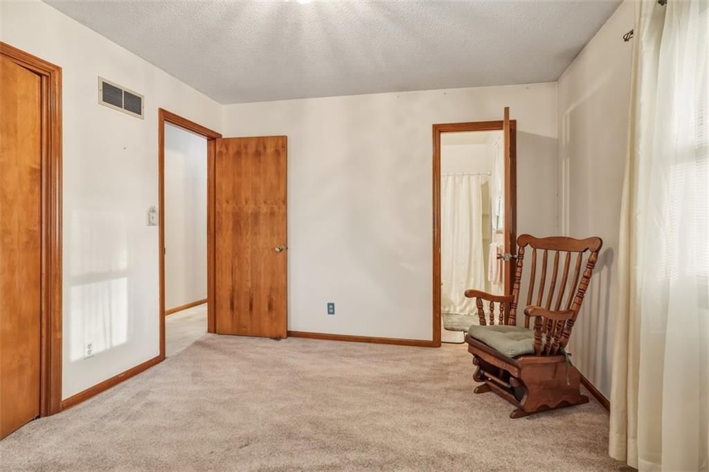 Photo 16 of 26 - 5909 N Broadway Street, Gladstone, MO 64118