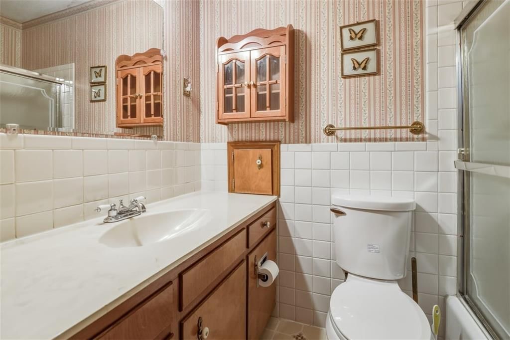 Wainscoting or board and batten at 5909 N Broadway Street, Gladstone, MO 64118