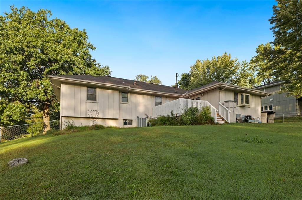 Deck at 5909 N Broadway Street, Gladstone, MO 64118