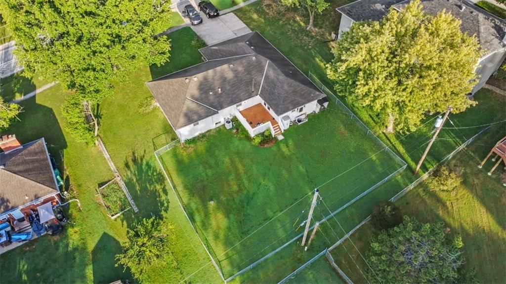 Fenced yard at 5909 N Broadway Street, Gladstone, MO 64118