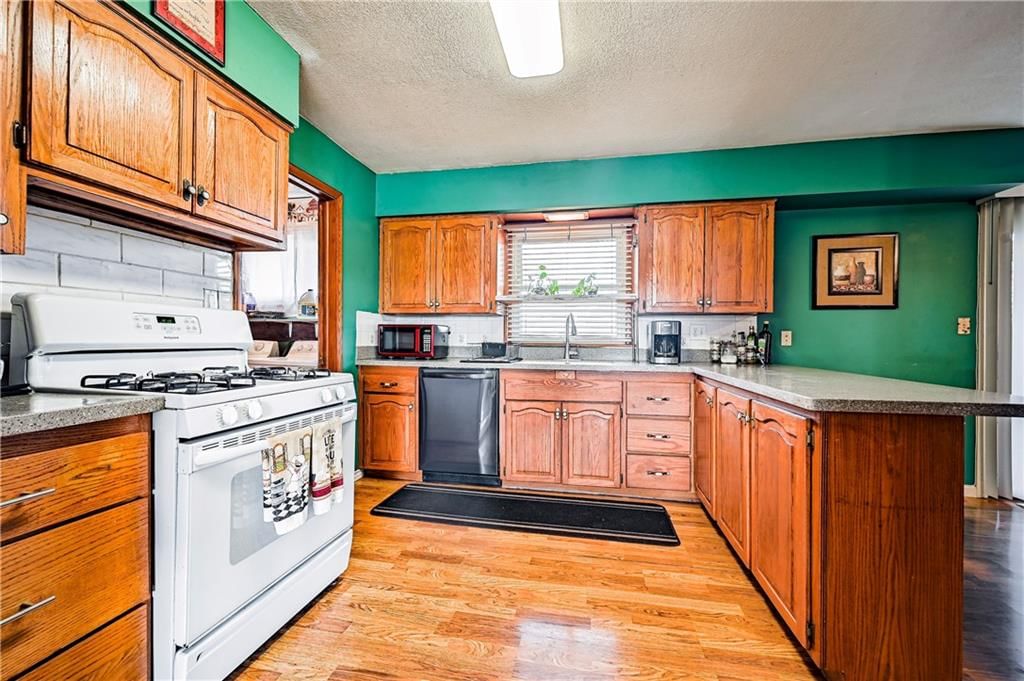 8200 Wood Avenue — photo 9