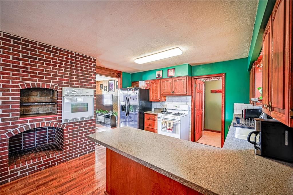 8200 Wood Avenue — photo 11