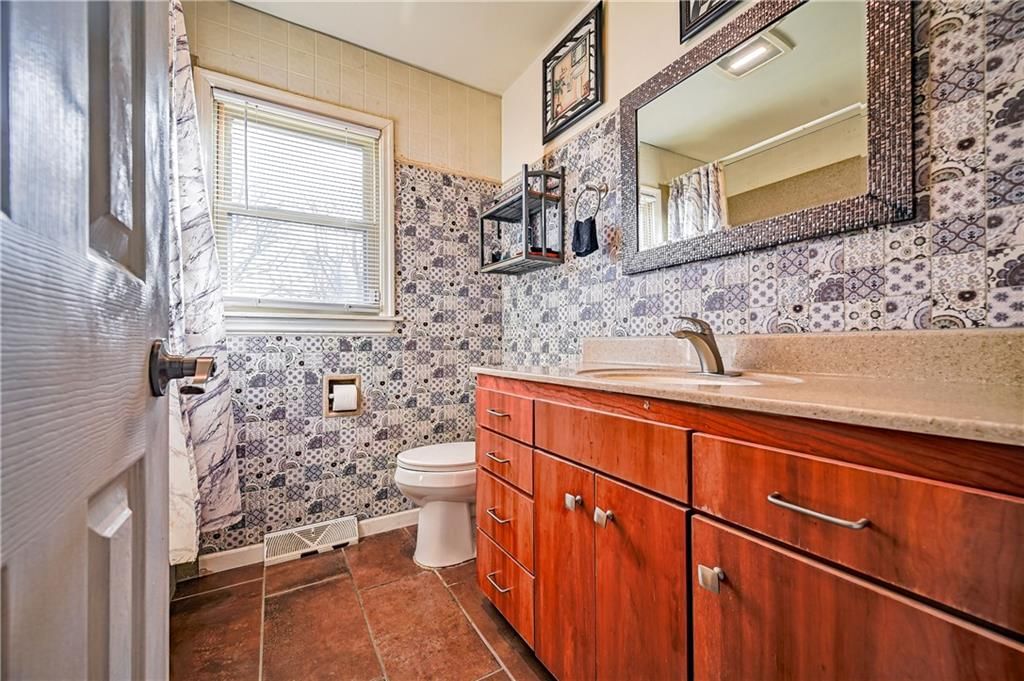 8200 Wood Avenue — photo 19
