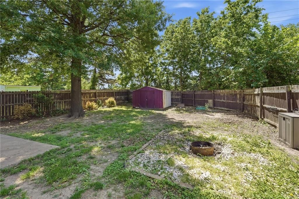 609 E Bristol Lane — photo 29